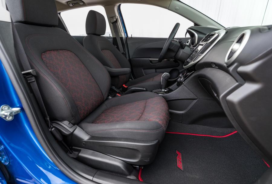 Интерьер Chevrolet Sonic RS Hatchback 2016 года  (NA) (фото 14 из 17)